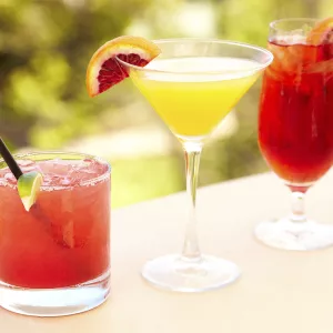 10 Tropical Drinks for Your Backyard Party