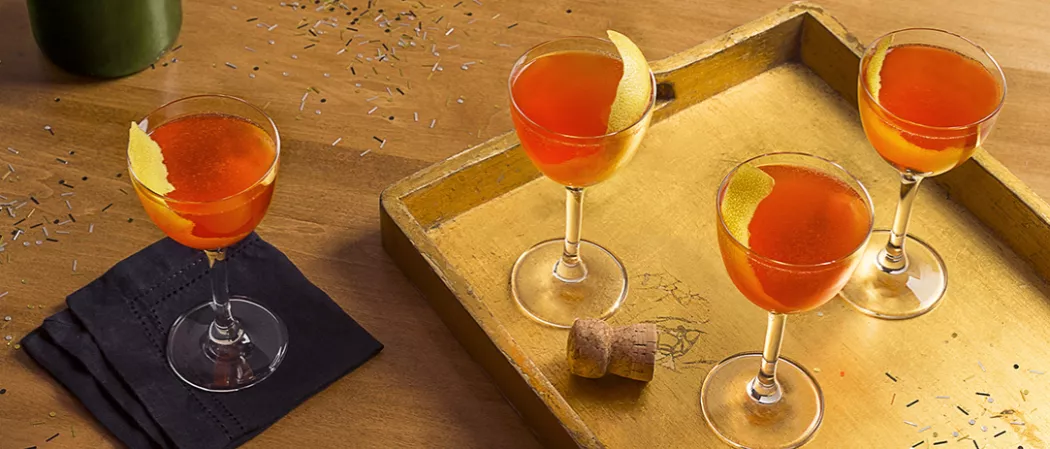  tray with four glasses of Kiss Me Cocktail